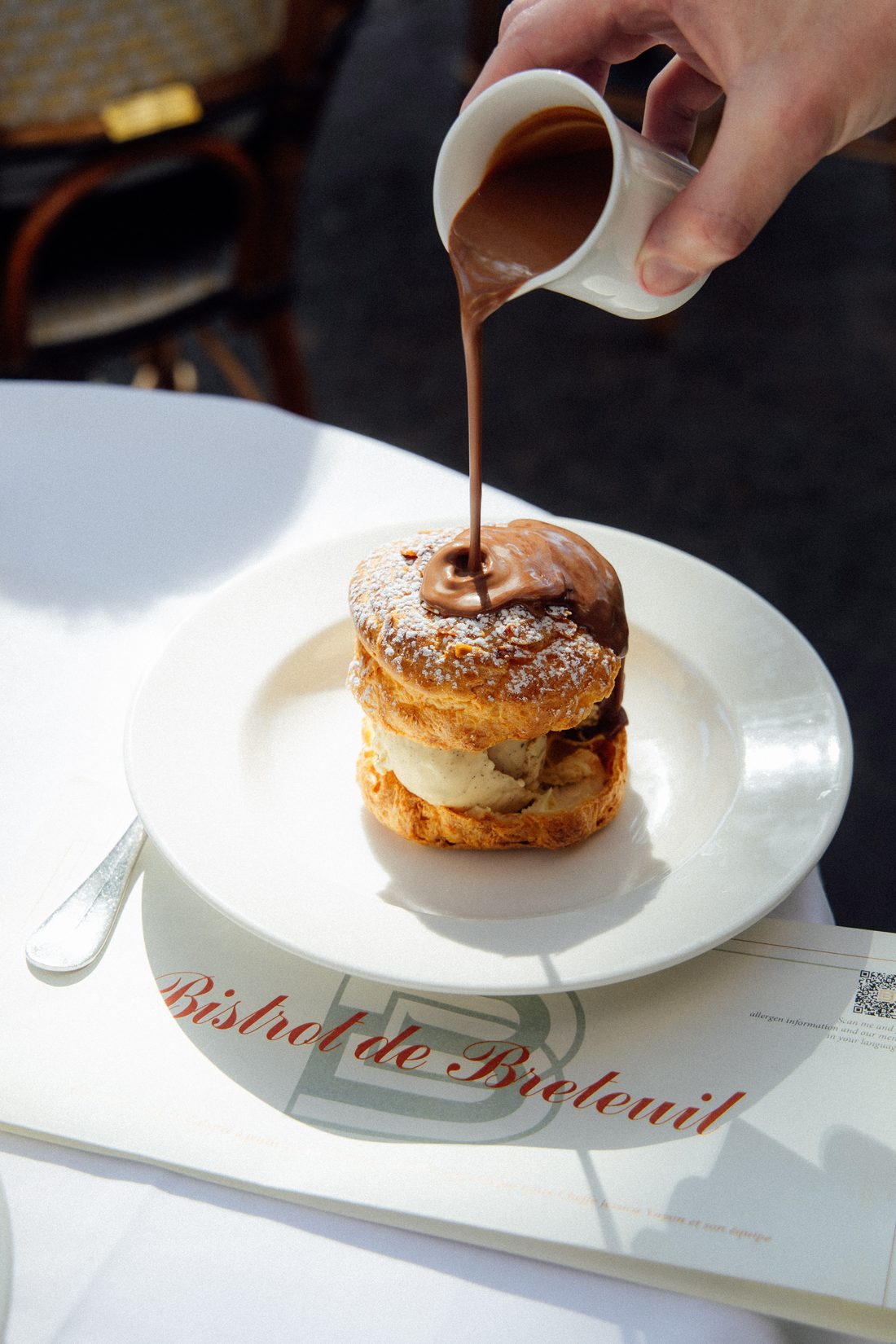 Chou caramel servi en terrasse